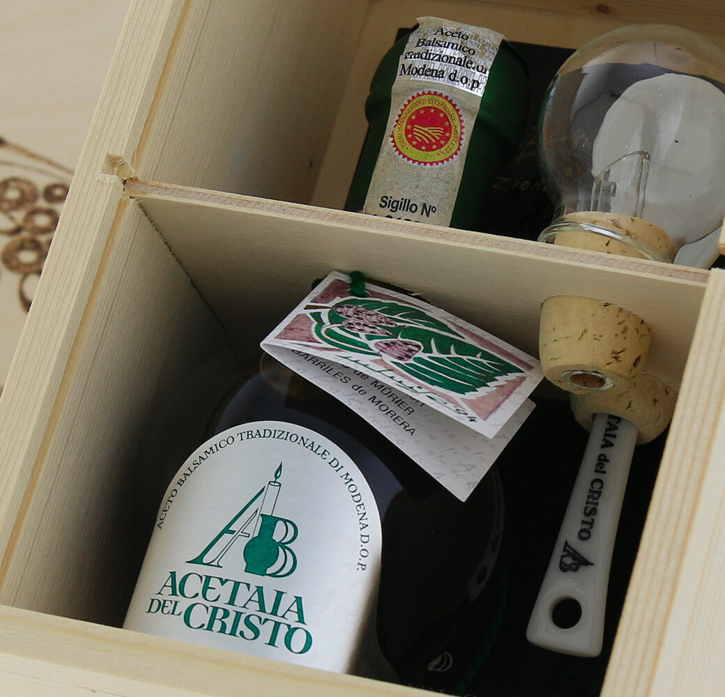 Confezione in LEGNO PIROGRAFATA a mano di Aceto Balsamico Tradizionale di Modena DOP GELSO