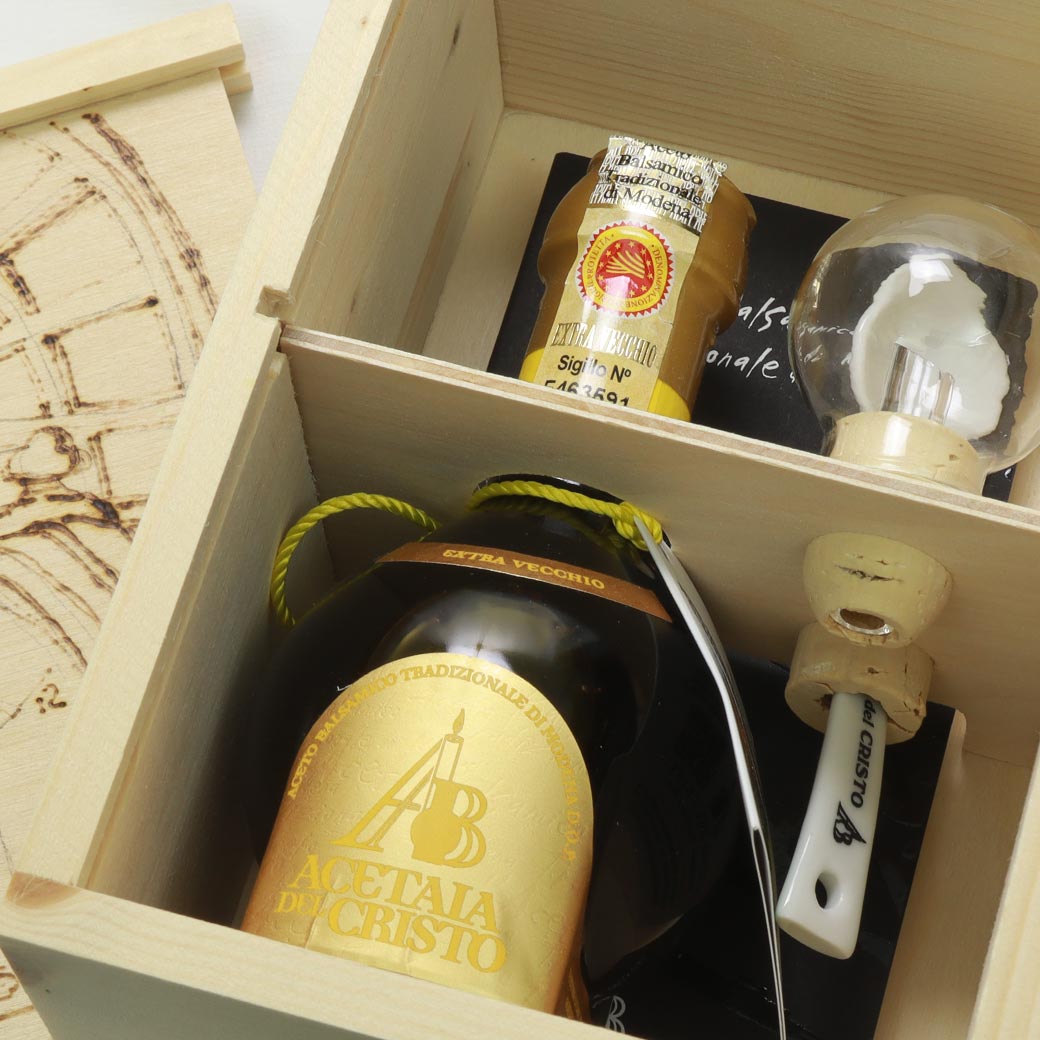 Confezione in LEGNO PIROGRAFATA a mano di Aceto Balsamico Tradizionale di Modena Extra Vecchio DOP ROVERE