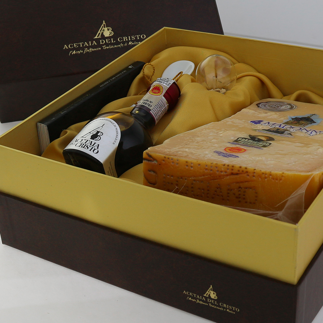REG-AA+FCT-QM001-Confezione-Regalo-Aceto-Balsamico-Tradizionale-di-Modena-DOP-Parmigiano-Reggiano REG-AA+FCT-QM001-Confezione-Regalo-Aceto-Balsamico-Tradizionale-di-Modena-DOP-Parmigiano-Reggiano