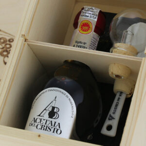 PIR-AACT-001-Confezione-in-Legno-Pirografata-a-mano-di-Aceto-Balsamico-Tradizionale-di-Modena-DOP.jpg