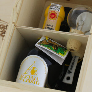 PIR-ARCT-001-Confezione-in-Legno-Pirografata-a-mano-di-Aceto-Balsamico-Tradizionale-di-Modena-DOP-Tradizionale-ROVERE.jpg