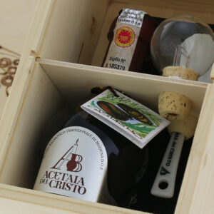 PIR-ATCT-001-Confezione-in-Legno-Pirografata-a-mano-di-Aceto-Balsamico-Tradizionale-di-Modena-DOP-Tradizionale-CASTAGNO.jpg