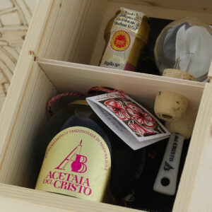 PIR-ECCT-001-Confezione-in-Legno-Pirografata-a-mano-di-Aceto-Balsamico-Tradizionale-di-Modena-DOP-Extravecchio-CILIEGIO.jpg