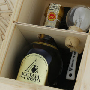 PIR-EECT-001-Confezione-in-Legno-Pirografata-a-mano-di-Aceto-Balsamico-Tradizionale-di-Modena-DOP-Extravecchio-CLASSICO.jpg