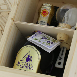 PIR-EGCT-001-Confezione-in-Legno-Pirografata-a-mano-di-Aceto-Balsamico-Tradizionale-di-Modena-DOP-Extravecchio-GINEPRO.jpg