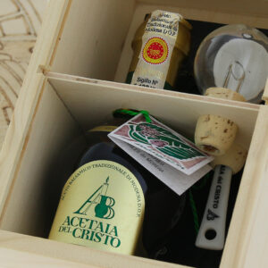 PIR-ELCT-001-Confezione-in-Legno-Pirografata-a-mano-di-Aceto-Balsamico-Tradizionale-di-Modena-DOP-Extravecchio-GELSO.jpg