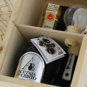 PIR-ESCP-001-Confezione-in-Legno-Pirografata-a-mano-di-Aceto-Balsamico-Tradizionale-di-Modena-DOP-Extravecchio-Favoloso-DIAMANTE-NERO.jpg