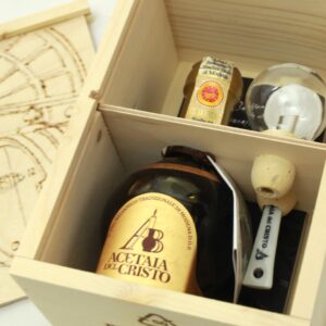 PIR-ETCT-001-Confezione-in-Legno-Pirografata-a-mano-di-Aceto-Balsamico-Tradizionale-di-Modena-DOP-Extravecchio-CASTAGNO-1.jpg
