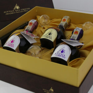 REG3-AC-AG-EECT-001-Confezione-Regalo-Tripla-Aceto-Balsamico-Tradizionale-di-Modena-DOP-CILIEGIO-GINEPRO-EXTRAVECCHIO.jpg