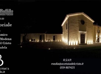 E se vi dicessimo che abbiamo organizzato una Cena Sensoriale a base del nostro Aceto Balsamico Tradizionale di Modena DOP? Sì, proprio così, in collaborazione con Corte San Ruffillo, un magnifico borgo romagnolo composto da agriturismo, resort e ristorante, è stata creata un’esperienza sensoriale unica. Una cena realizzata interamente con prodotti tipici romagnoli esaltati da una selezione dei nostri Aceti Balsamici Tradizionali. Fil rouge, il rispetto per la natura ed i suoi tempi, scanditi dalle stagioni e l’amore per i suoi frutti. In occasione di “M’illumino di meno”, un’iniziativa simbolica finalizzata alla sensibilizzazione al risparmio energetico e alla salvaguardia della nostra amata Terra, prende forma la nostra Cena Sensoriale. Venerdì 23 febbraio, dunque, tra le mura di Corte San Ruffillo, gli ospiti potranno godere di una cena a lume di candela assaggiando le numerose eccellenze enogastronomiche proposte dalla location. Ospite d’eccezione, il nostro Aceto Balsamico Tradizionale di Modena DOP. Cosa aspettate? Se siete interessati, date un’occhiata al menù  e prenotate subito un posto a tavola! Vi aspettiamo?